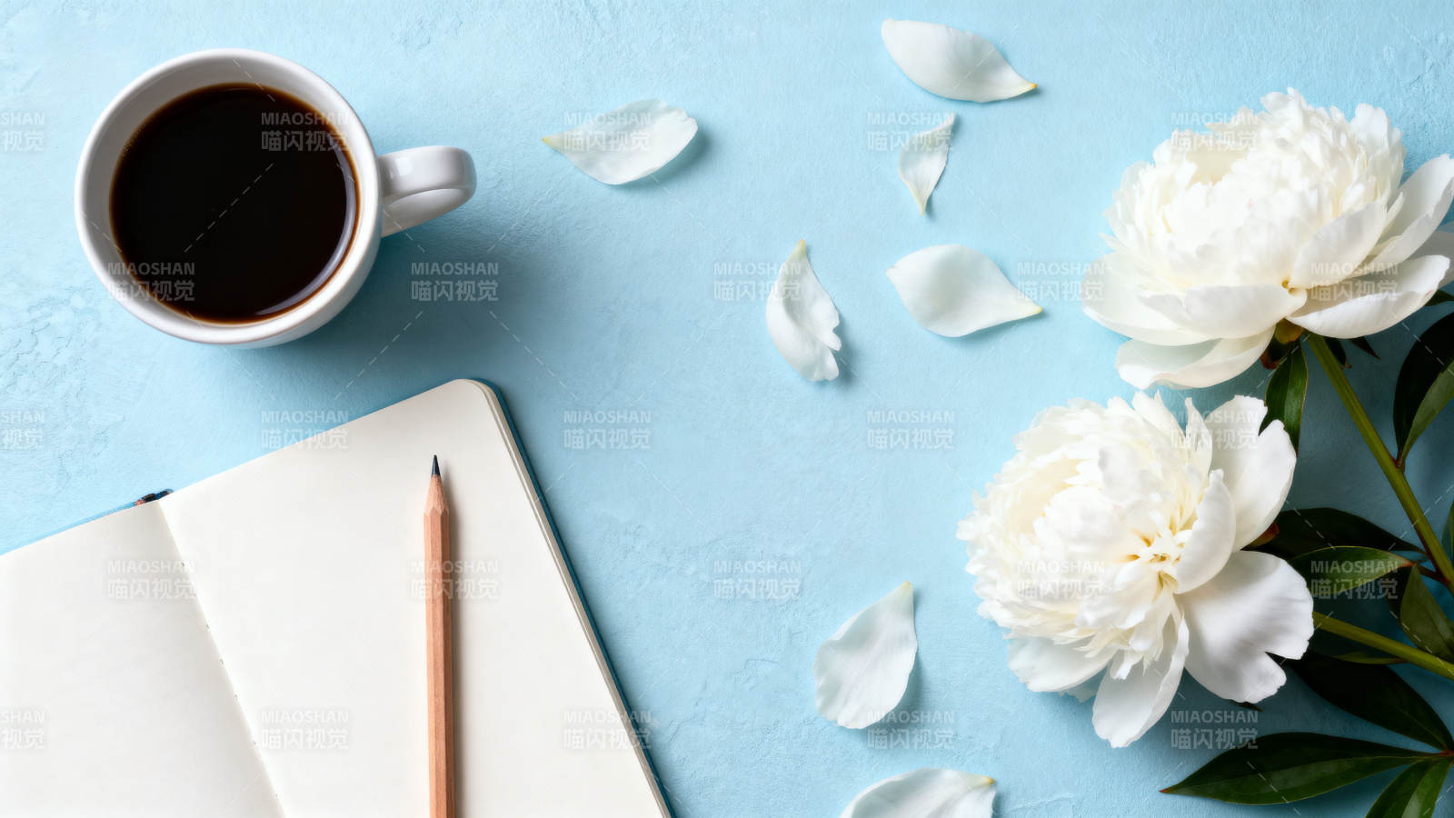 咖啡与花的静谧时光图片