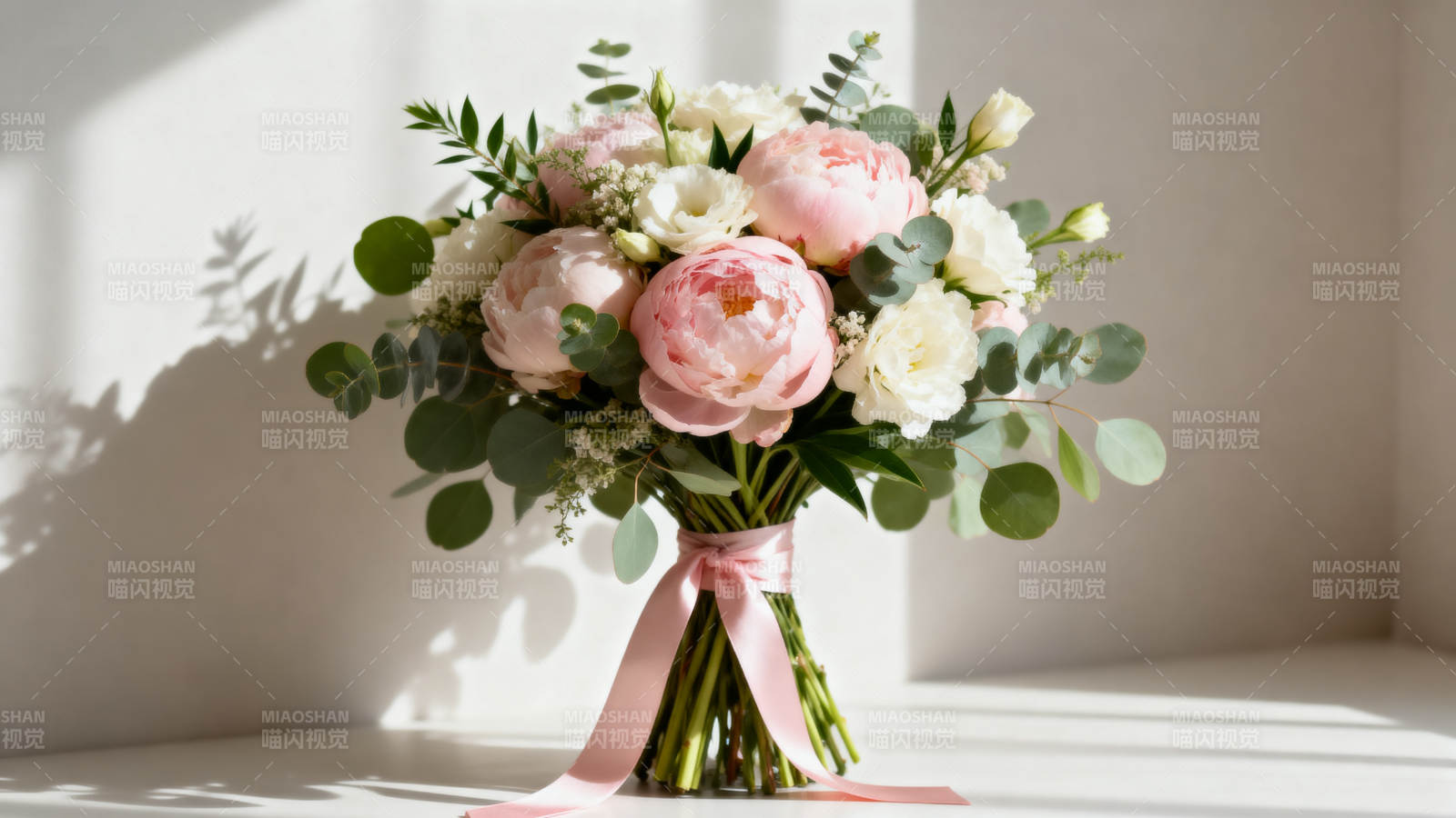 柔美花束静谧绽放图片