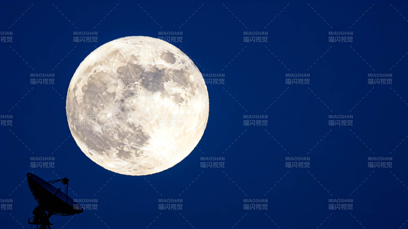 明月高悬夜空图片