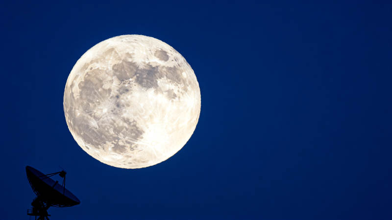 明月高悬夜空图片