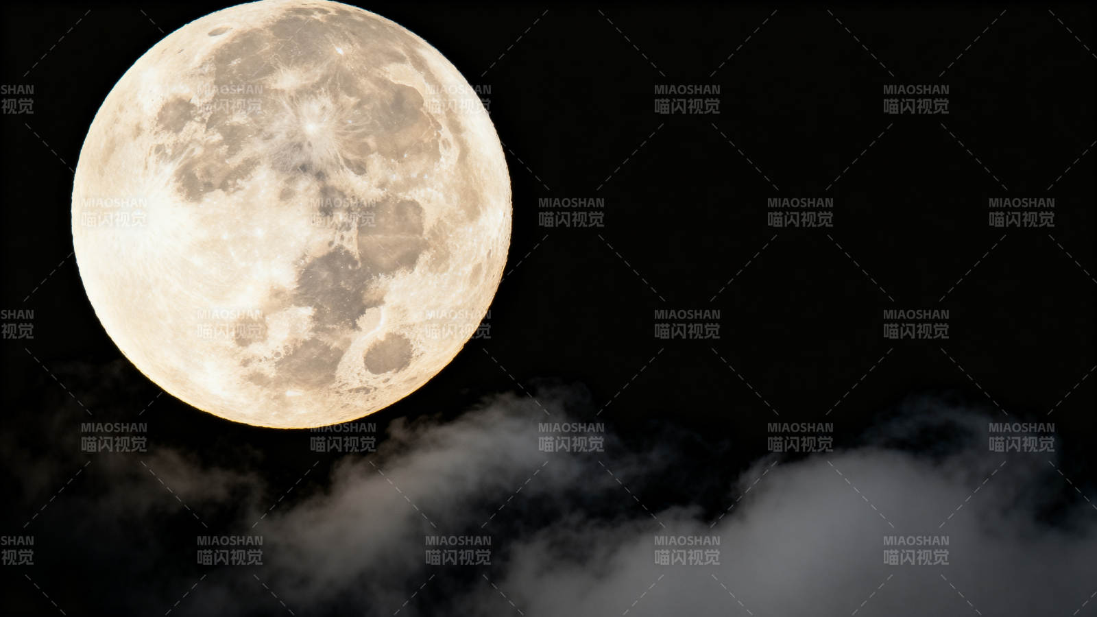 明月高悬云间图片