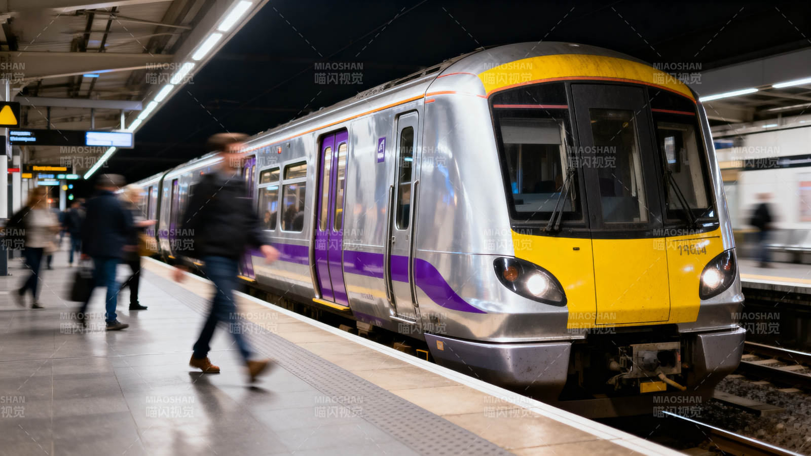 地铁站台列车进站图片