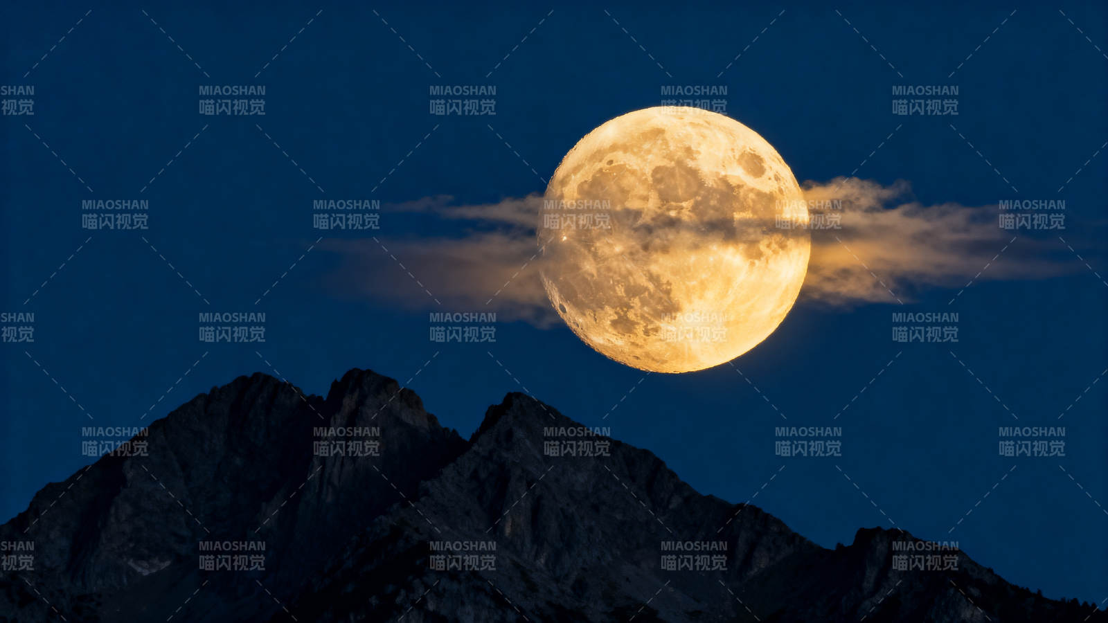 明月高悬山巅图片