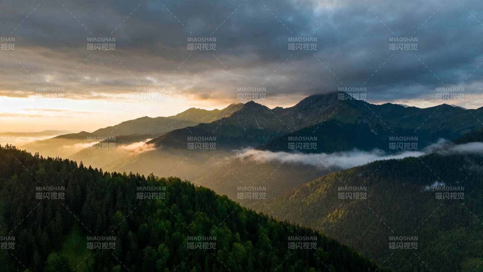 云海山峦晨曦图片