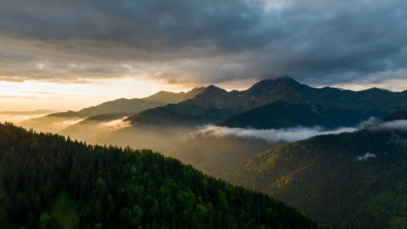 云海山峦晨曦图片