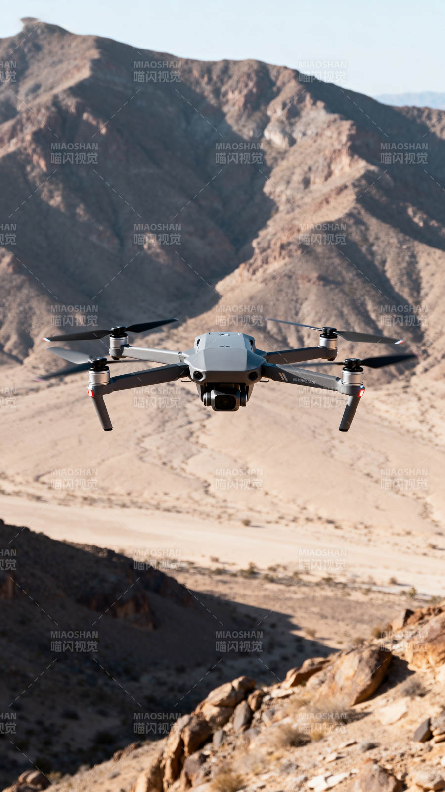 无人机飞越荒漠山峦图片