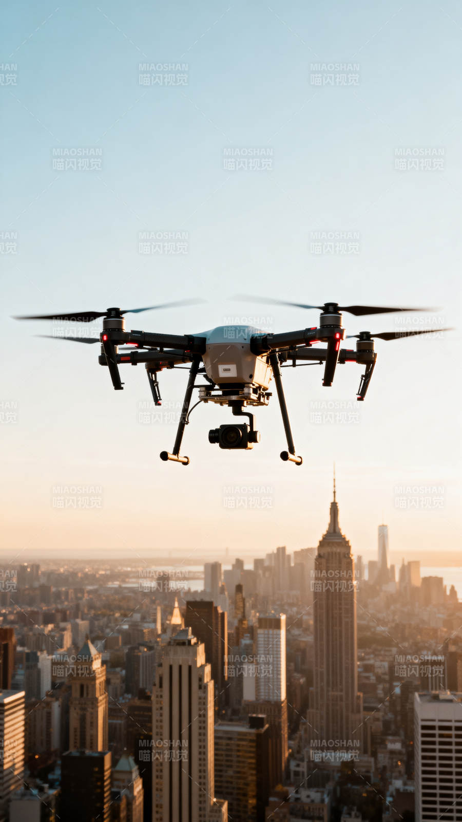 无人机翱翔城市上空图片