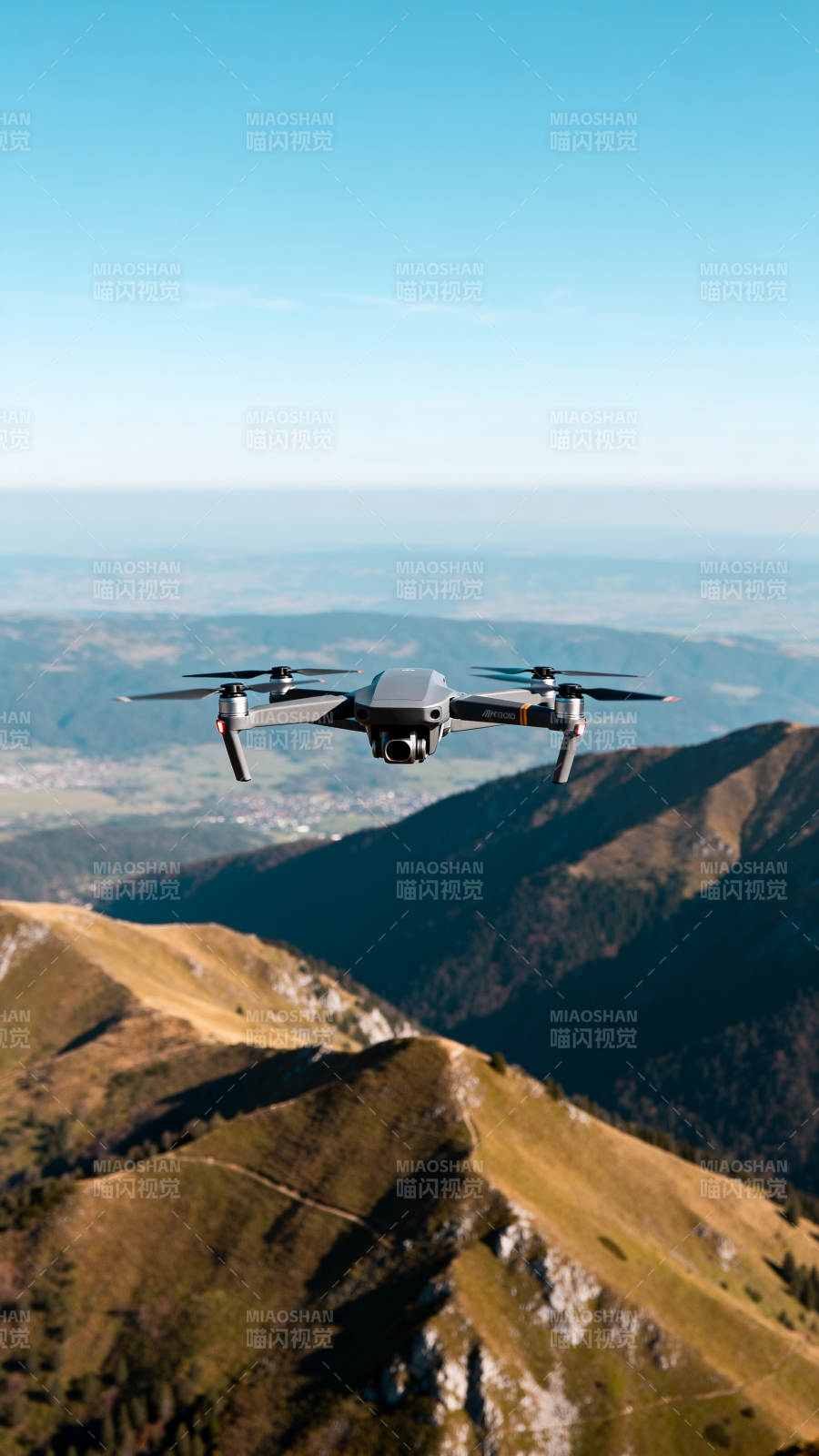 无人机翱翔山巅图片
