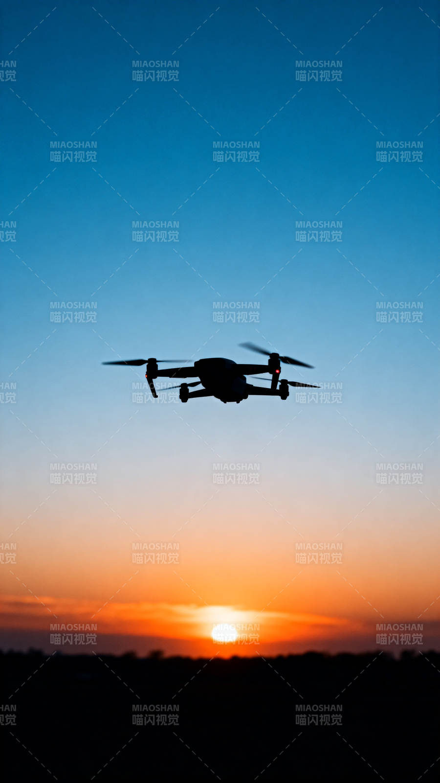 无人机飞越夕阳图片