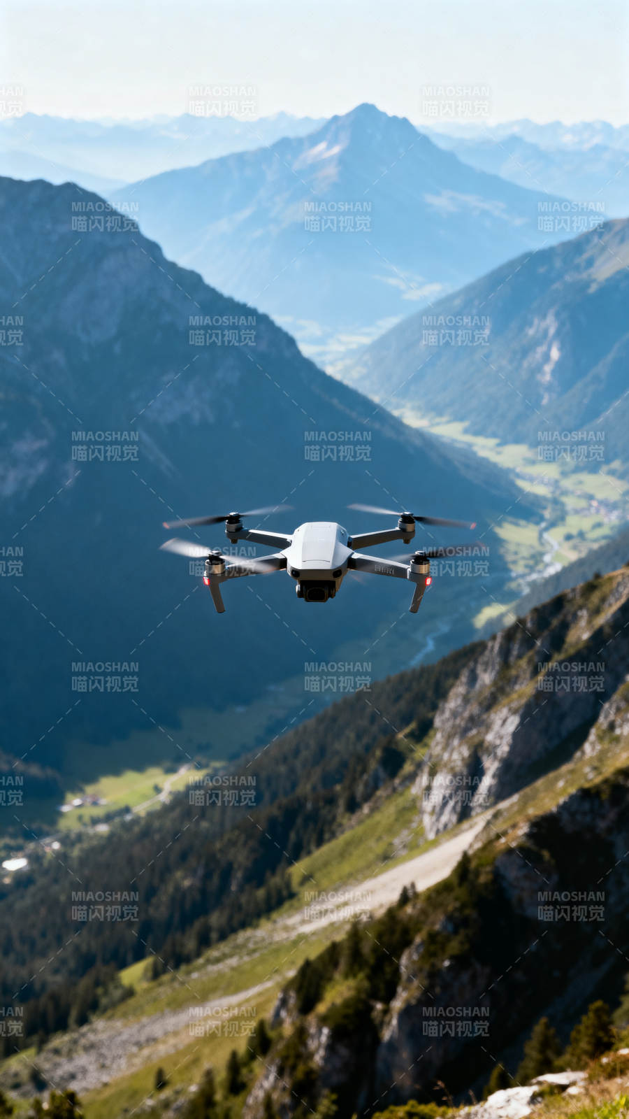 山间无人机翱翔图片