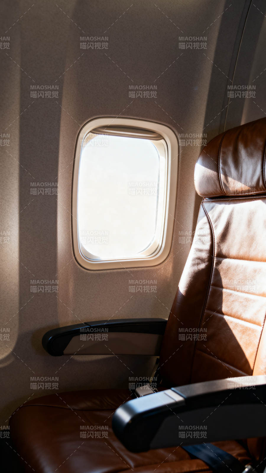 飞机窗边的座椅图片