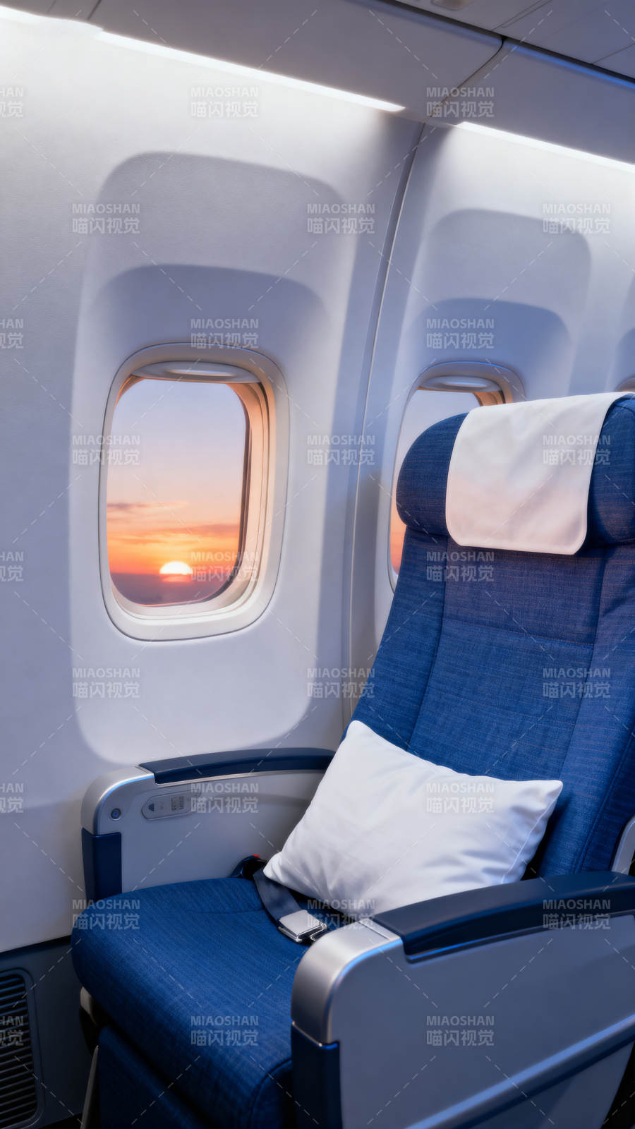舷窗夕照 静享飞行图片