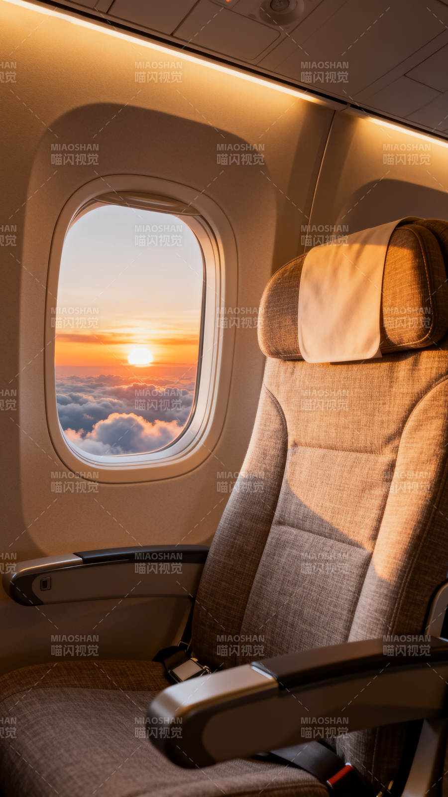 舷窗夕照云海图片