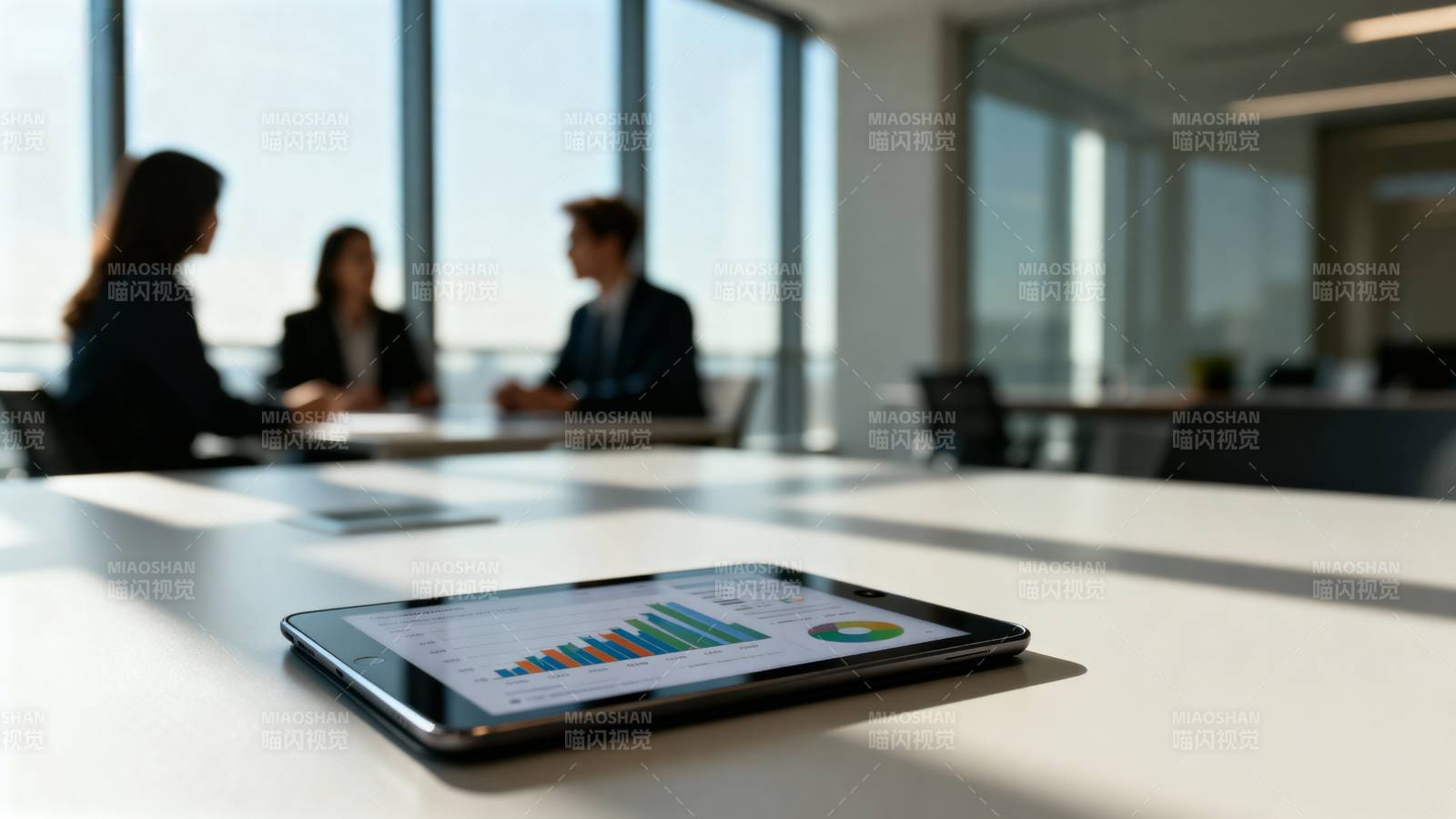 会议室中的数据分析图片