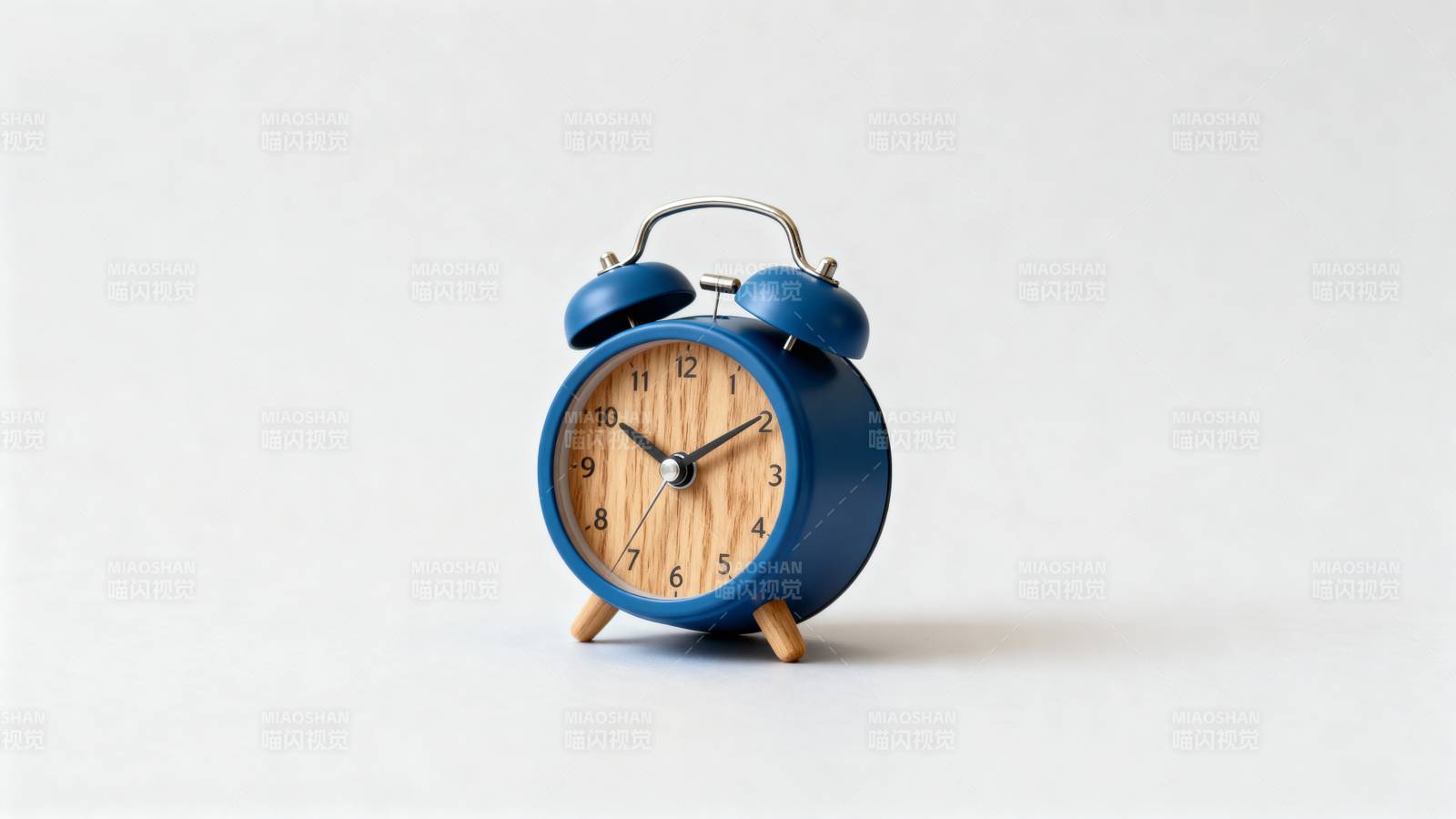 蓝色复古闹钟图片