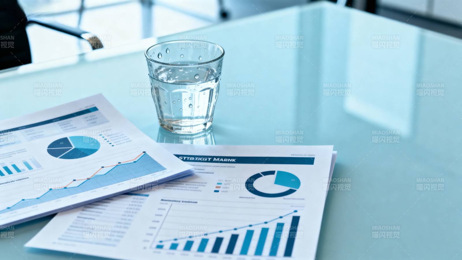 财务报表与水杯图片