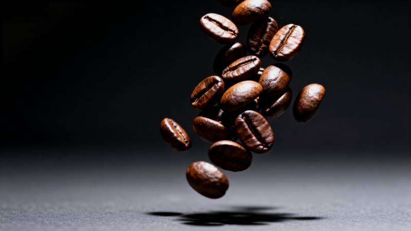 咖啡豆跃动瞬间图片