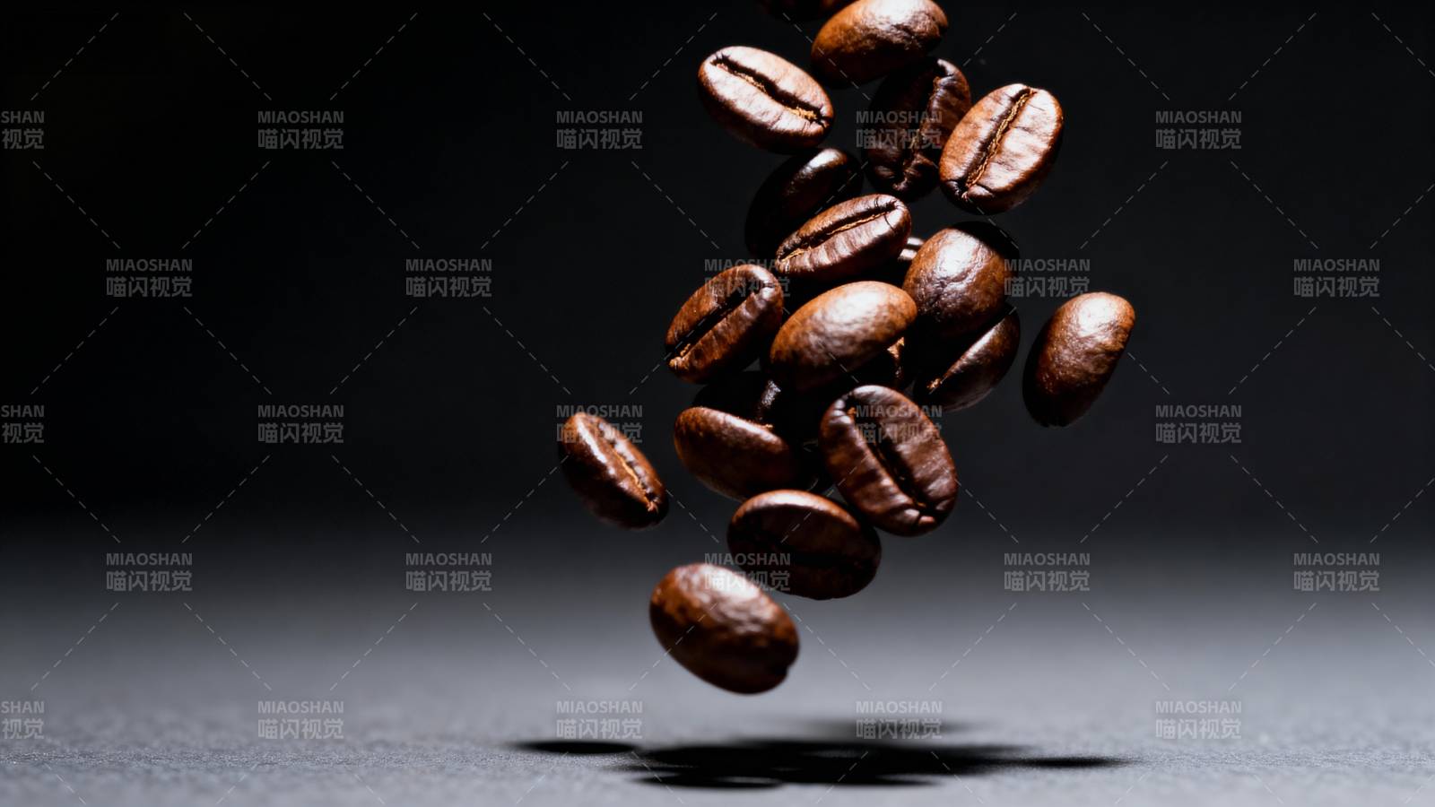咖啡豆跃动瞬间图片