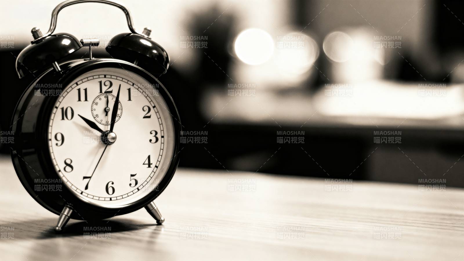 复古闹钟静置桌面图片