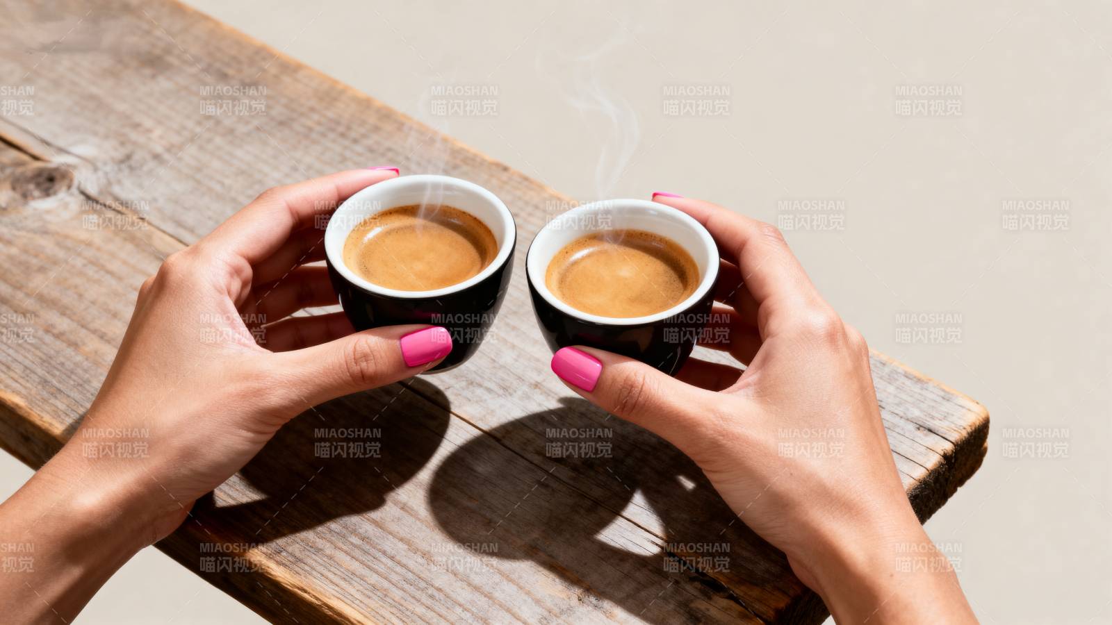 双手捧咖啡杯图片