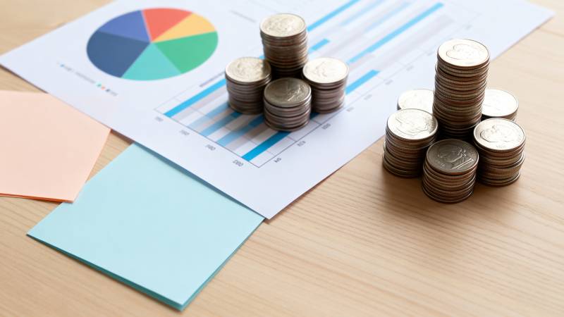 财务分析与硬币堆叠图片