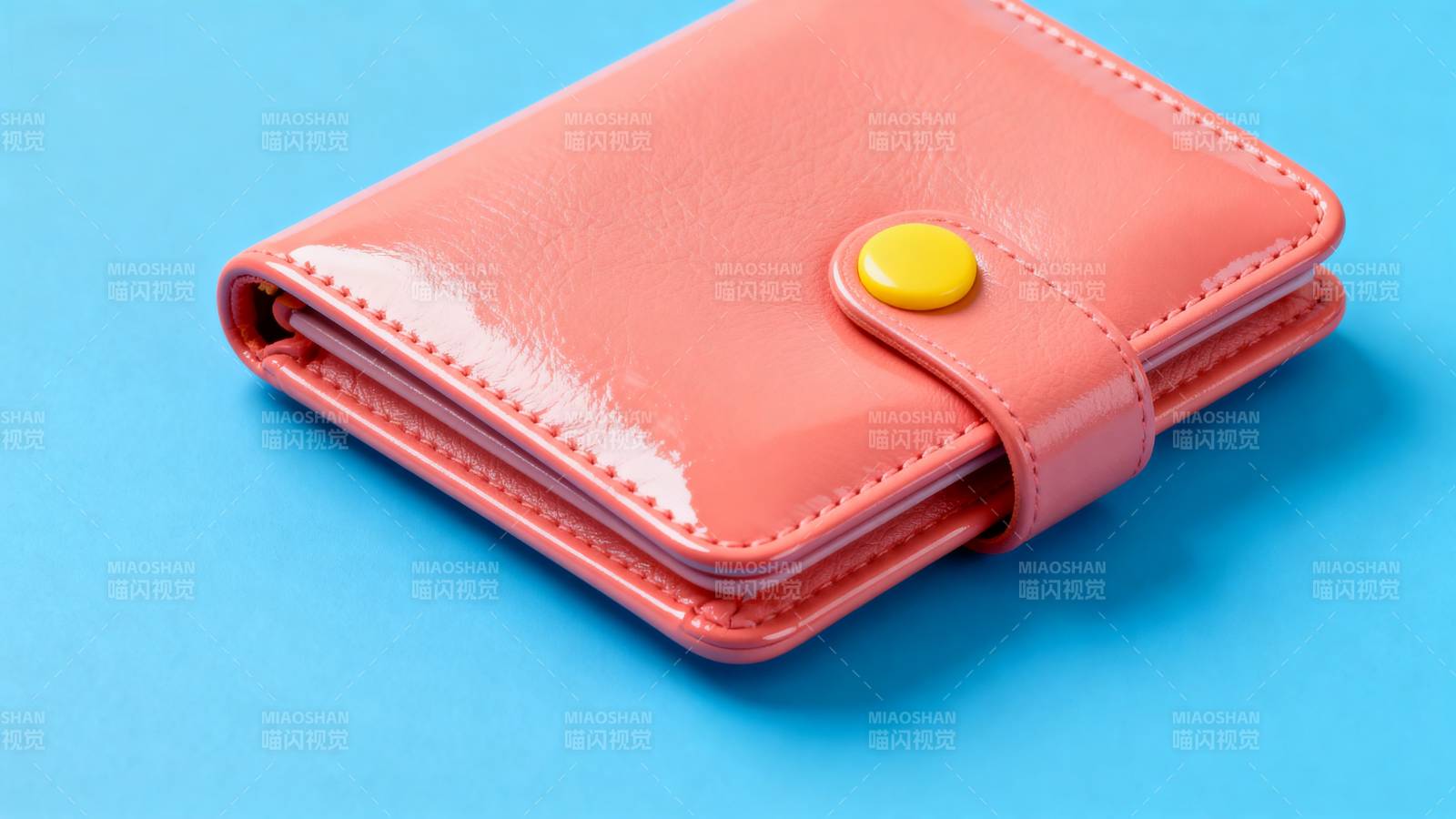 粉色钱包静置蓝底图片