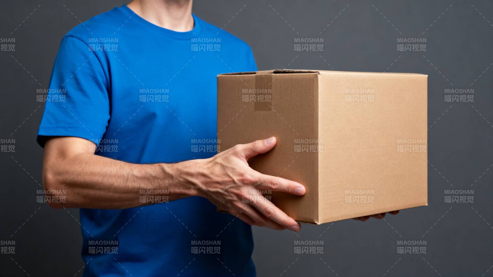 男子手持纸箱图片