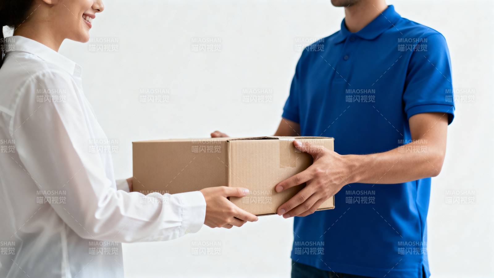 快递员递送包裹图片