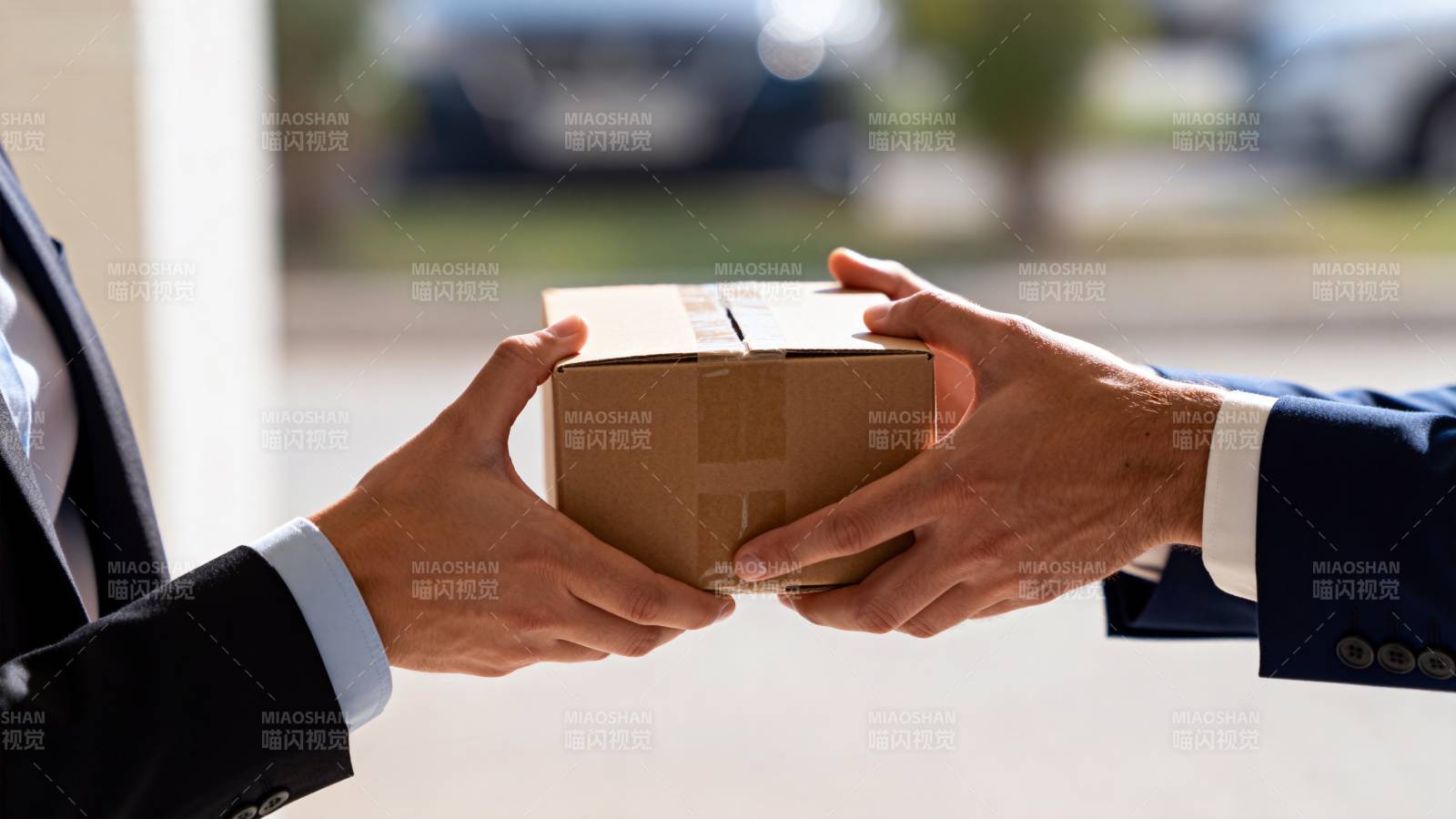 快递交接瞬间图片