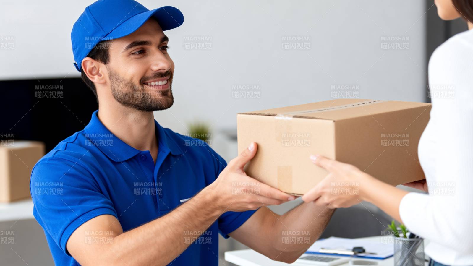 快递员递送包裹图片