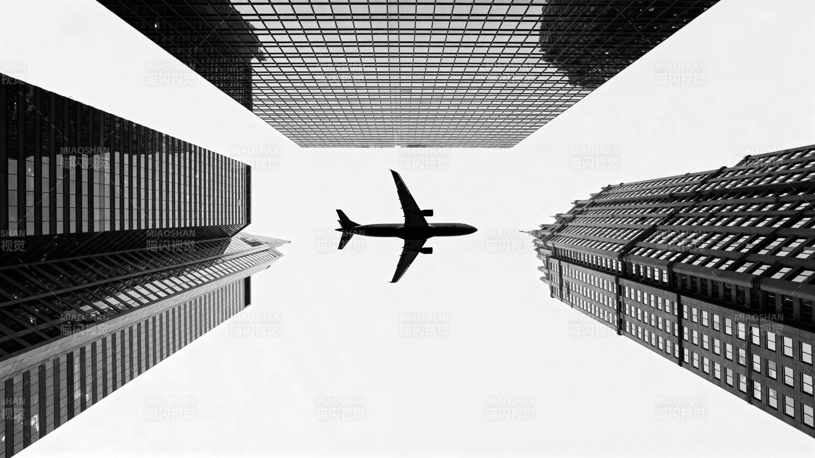 城市之巅的飞行图片