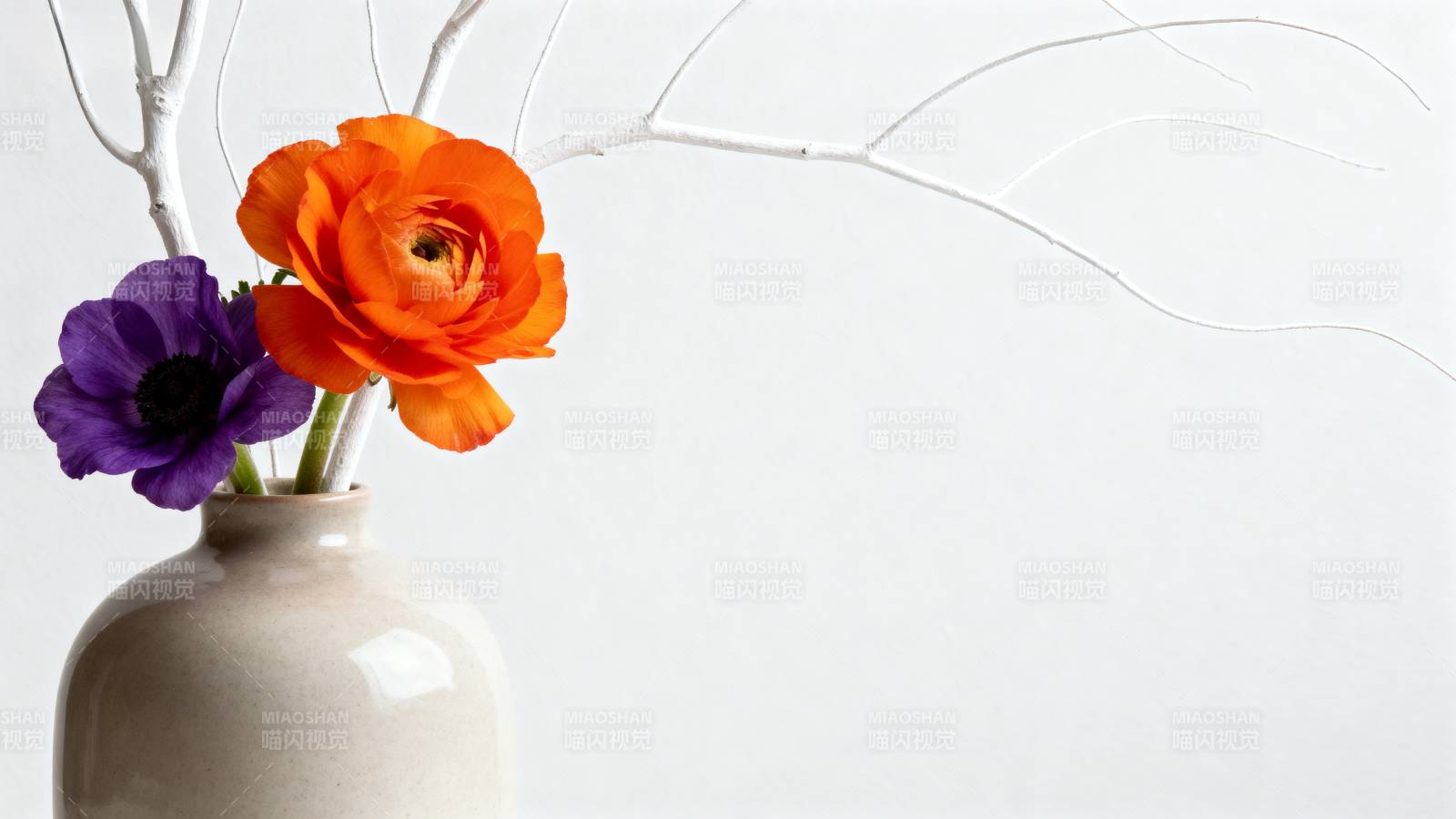 花瓶中的橙紫花图片