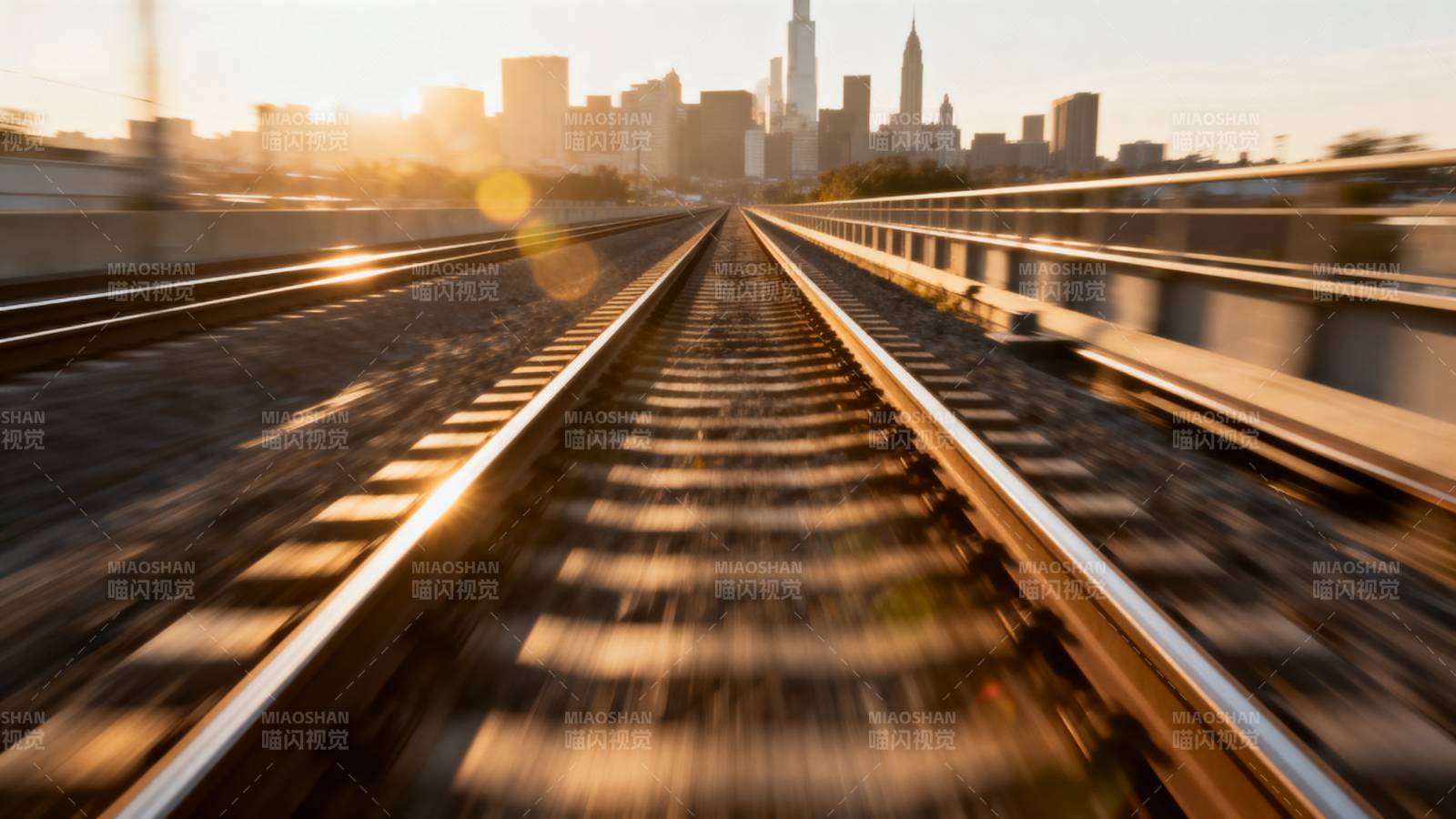 城市轨道晨光图片
