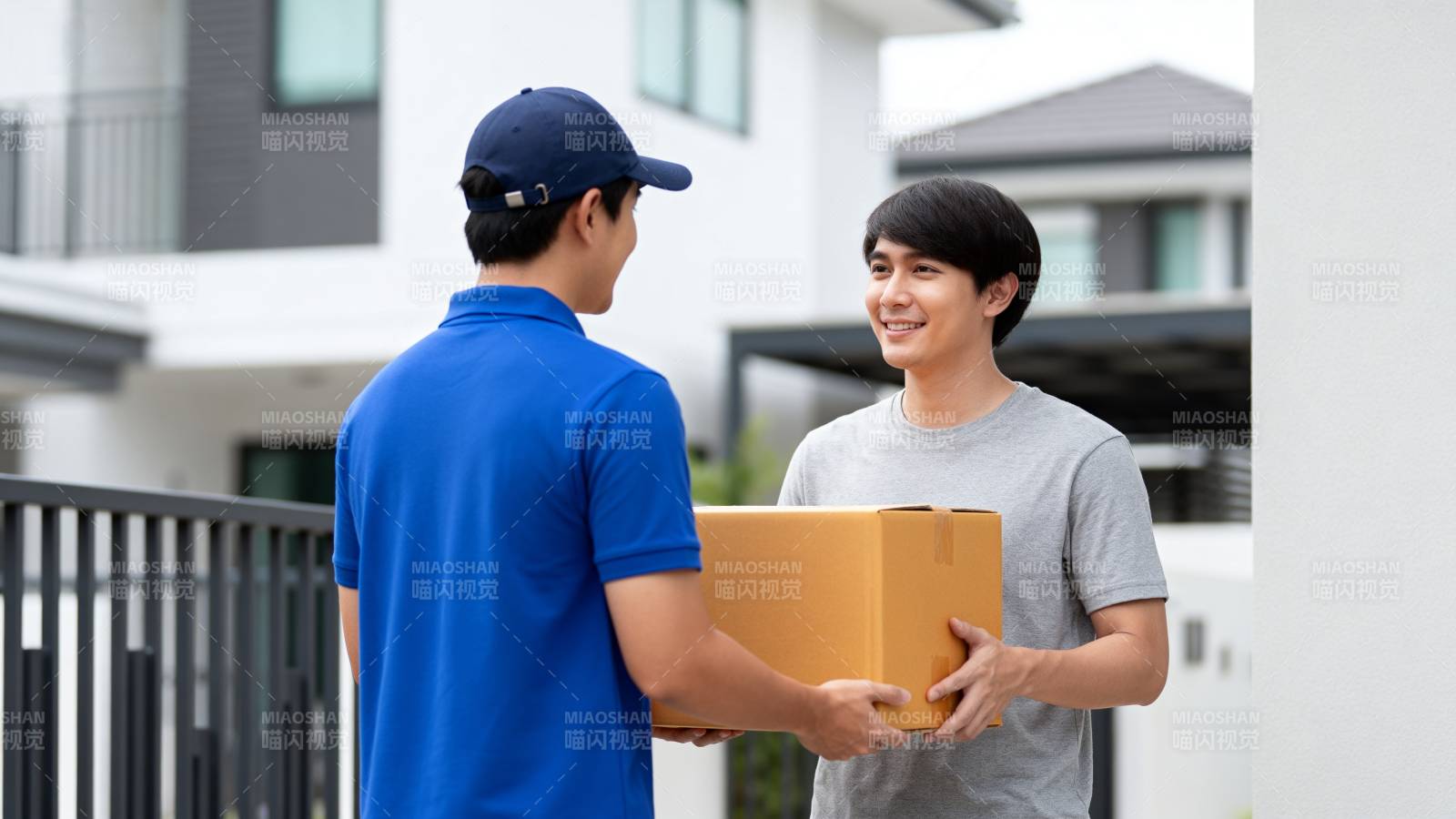 快递员送货上门图片