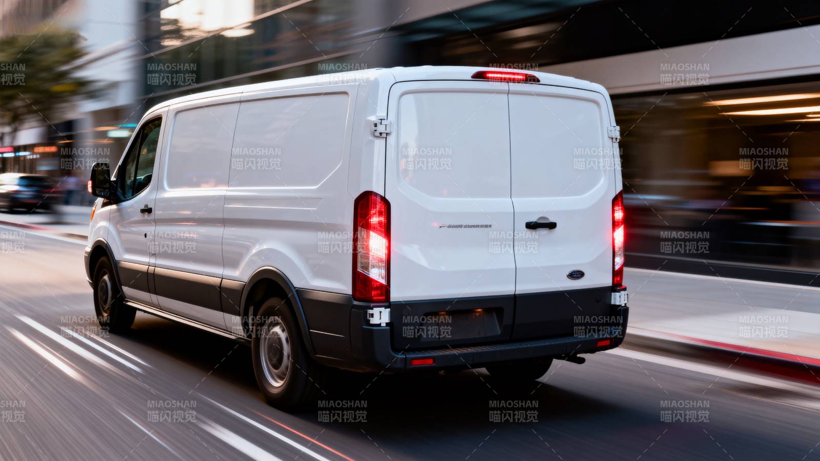 白色货车城市行驶图片