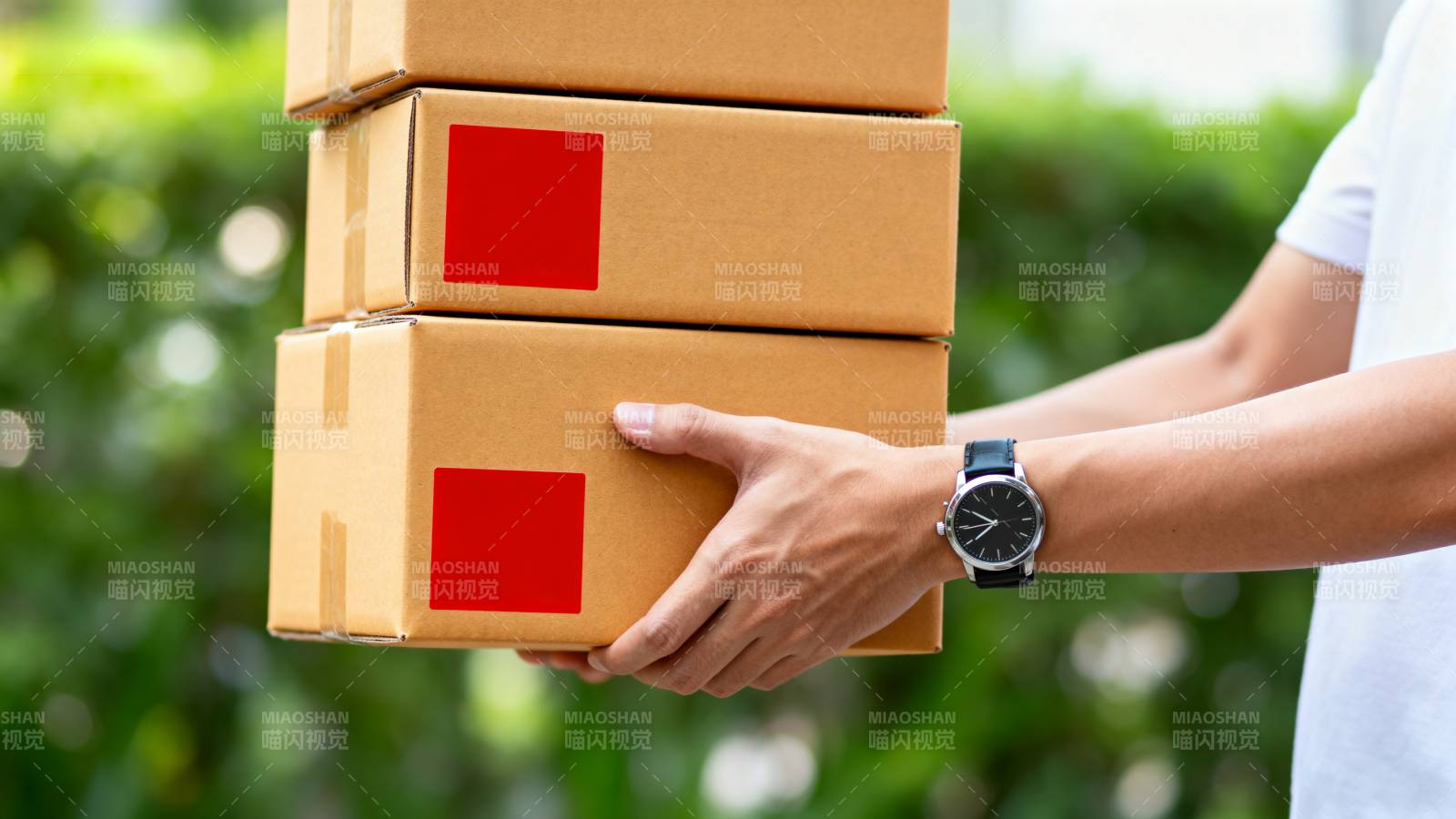 快递员递送包裹图片