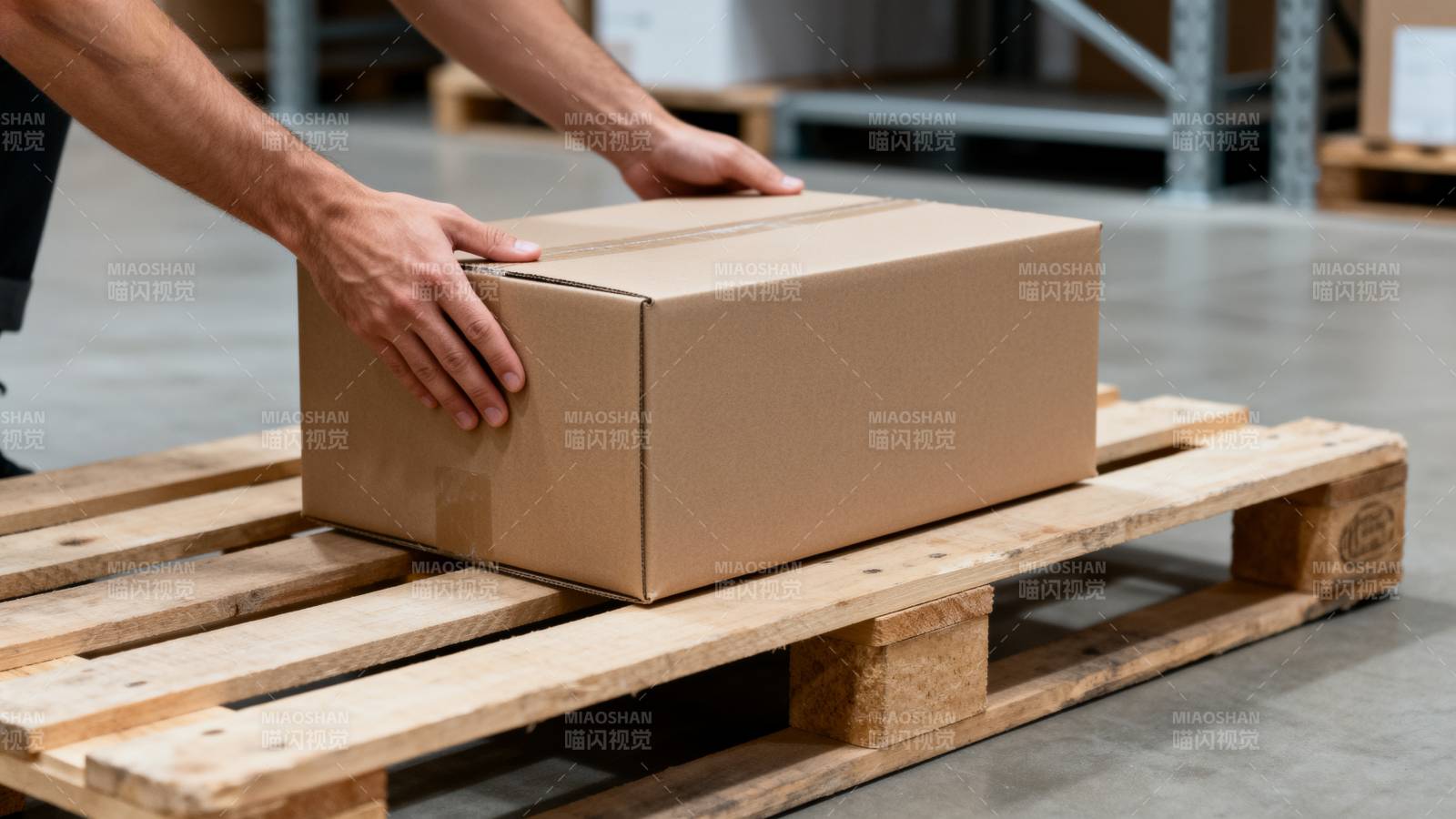 搬运纸箱上托盘图片