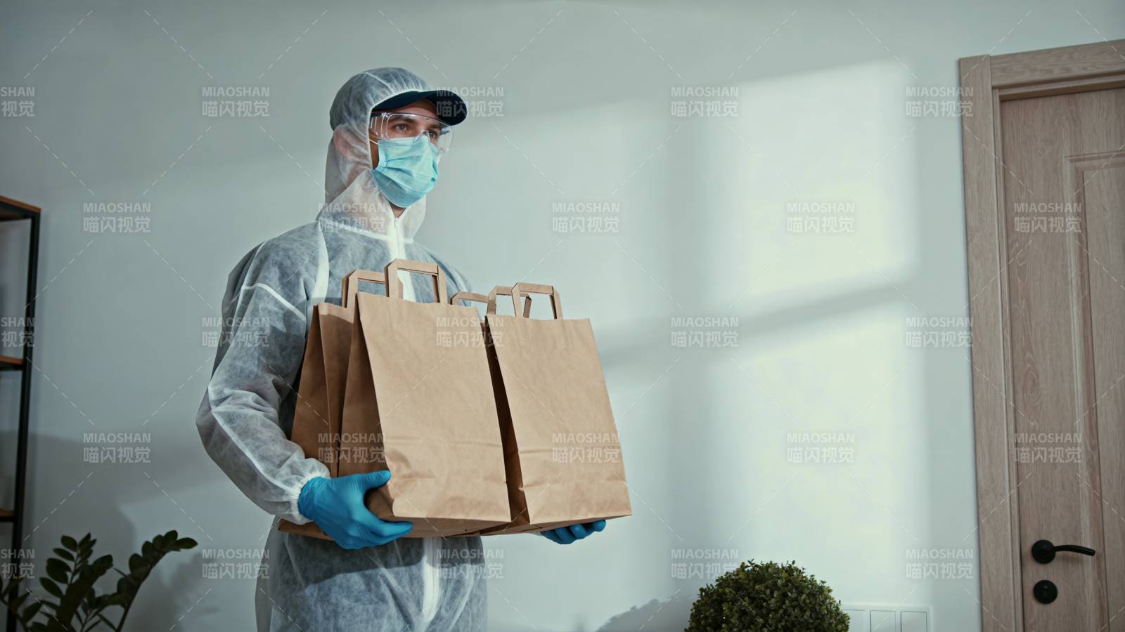 防疫人员送餐图片