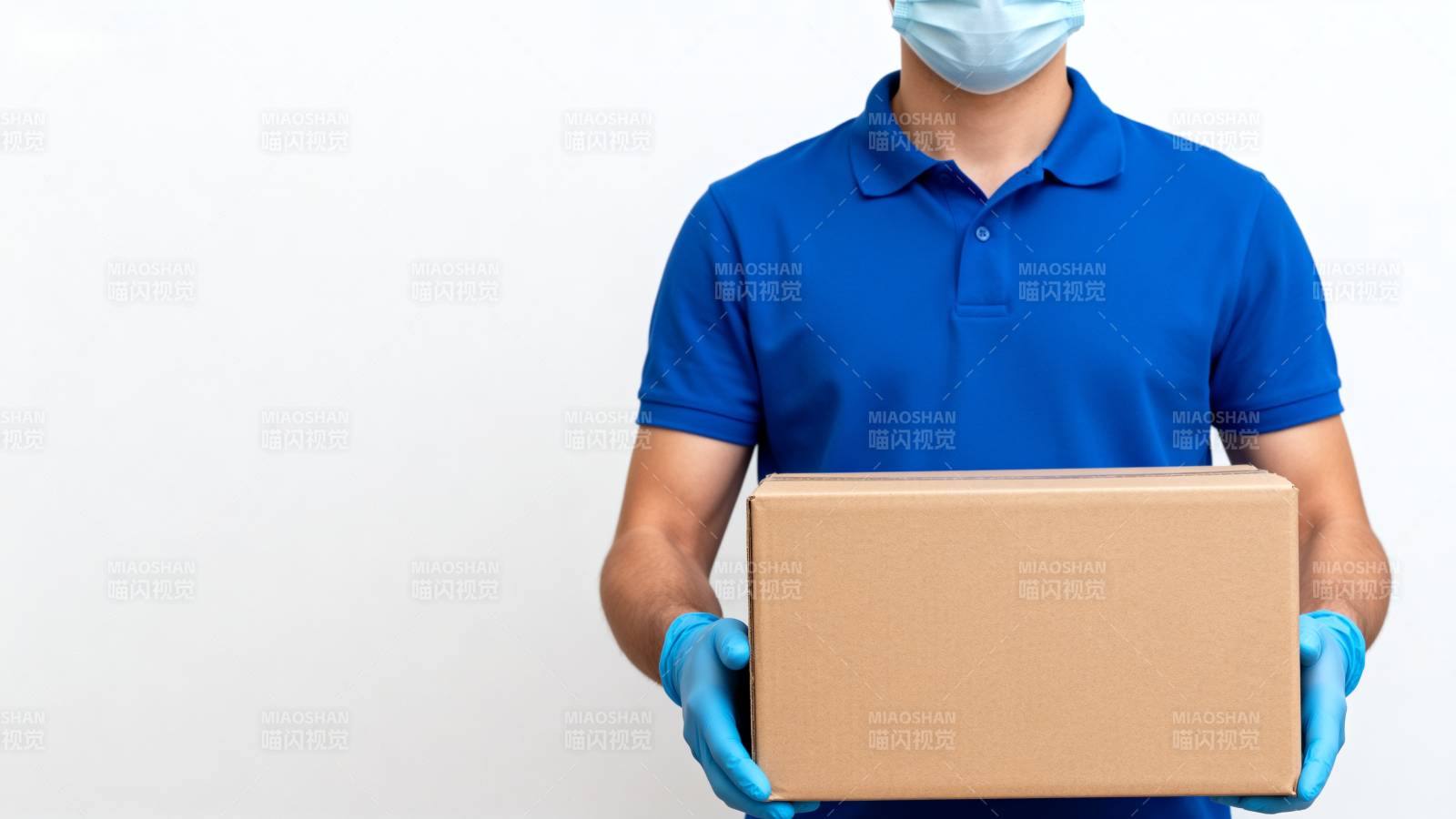 快递员送包裹图片