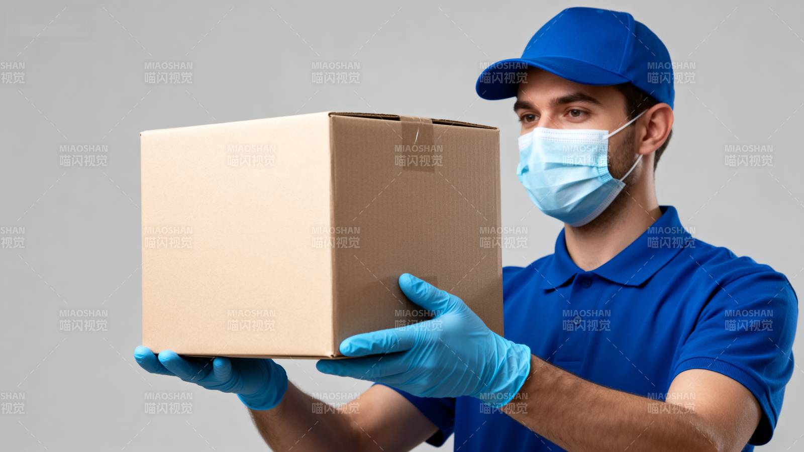 快递员戴口罩送包裹图片