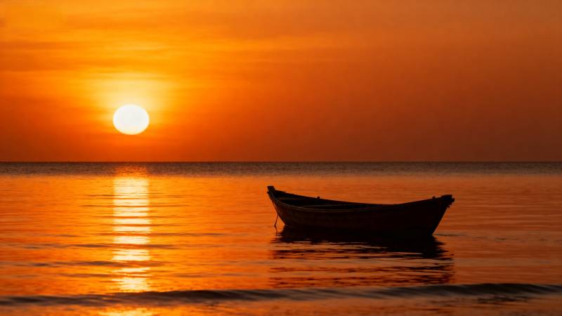 夕阳下的孤舟图片