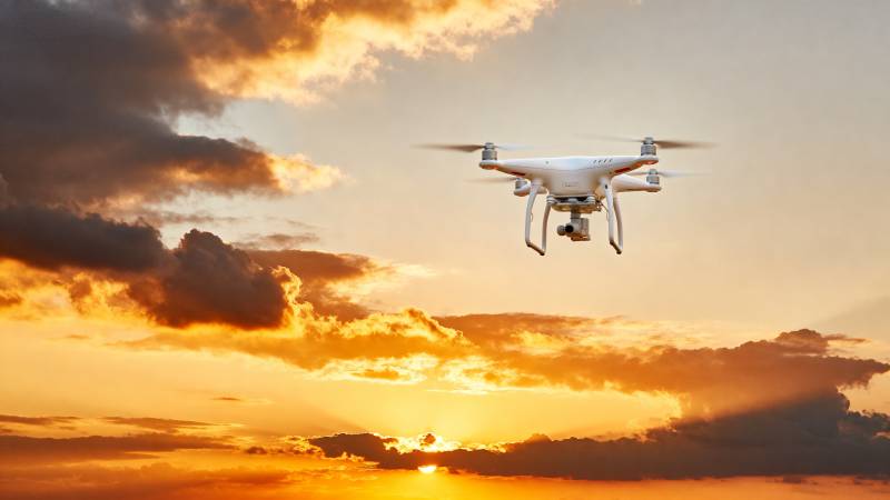 无人机飞越夕阳图片