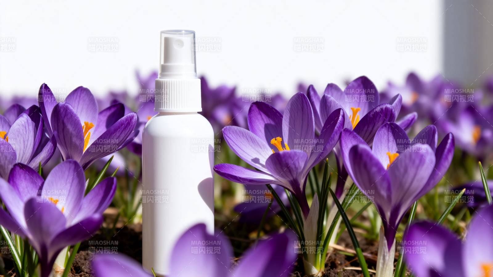 花丛中的喷雾瓶图片