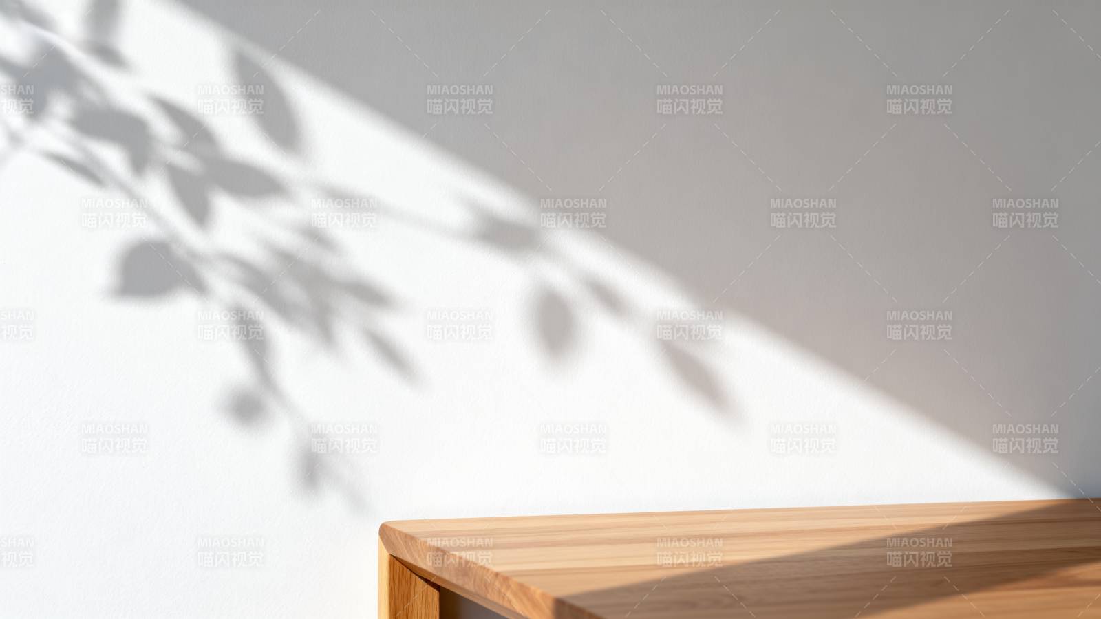 光影木桌静谧景图片