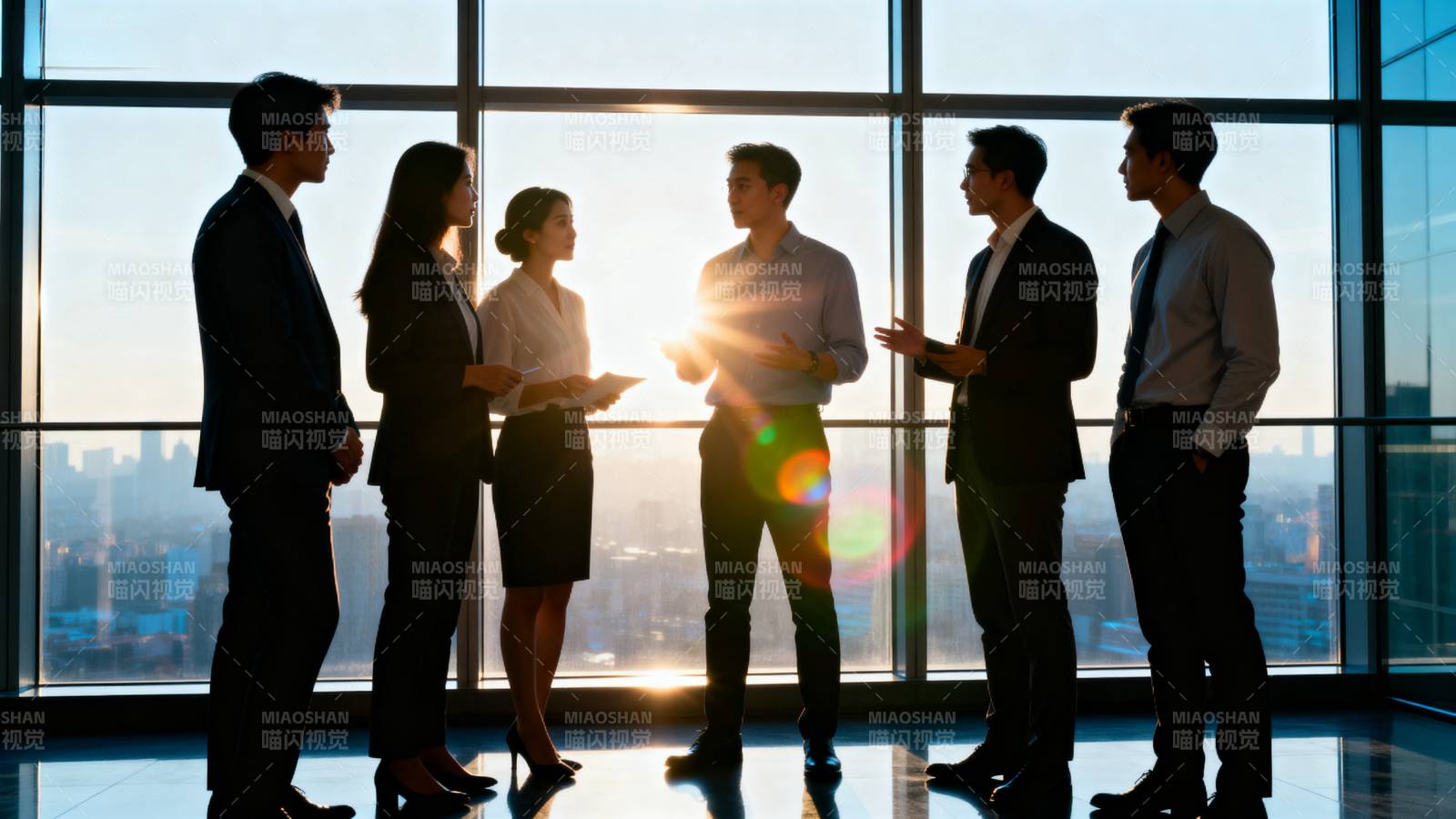 商务团队窗前交流图片