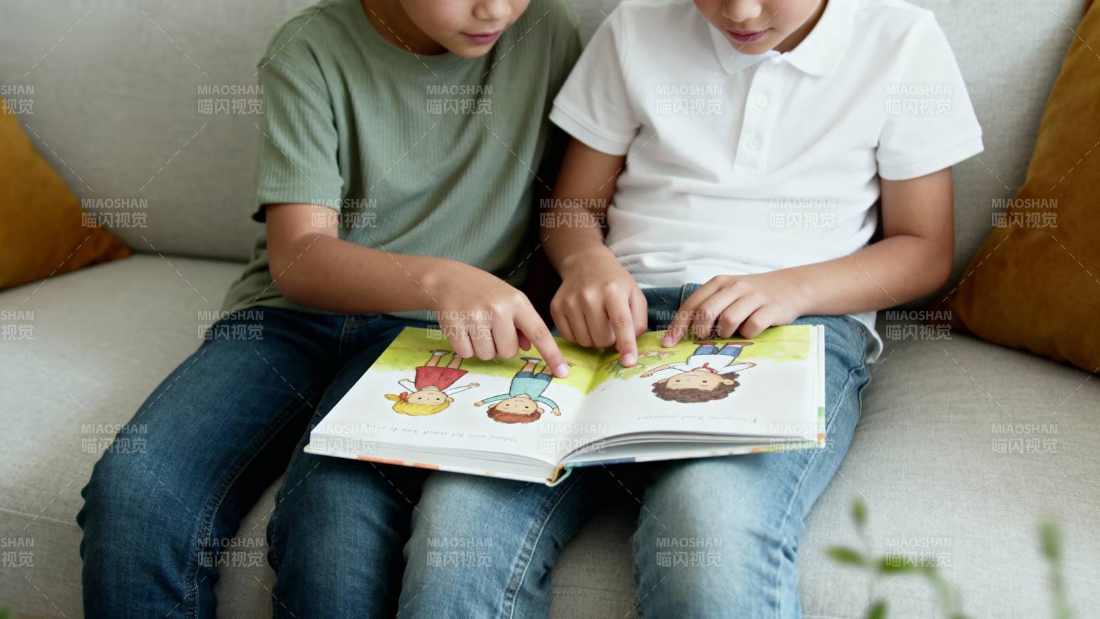 兄弟共读绘本图片
