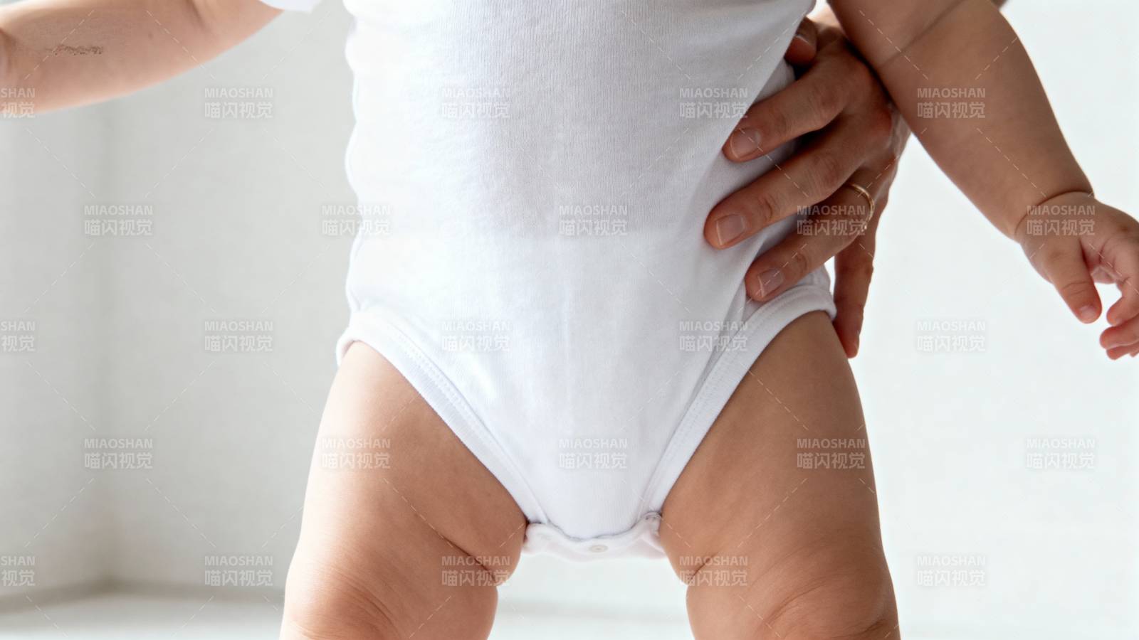 宝宝学步瞬间图片