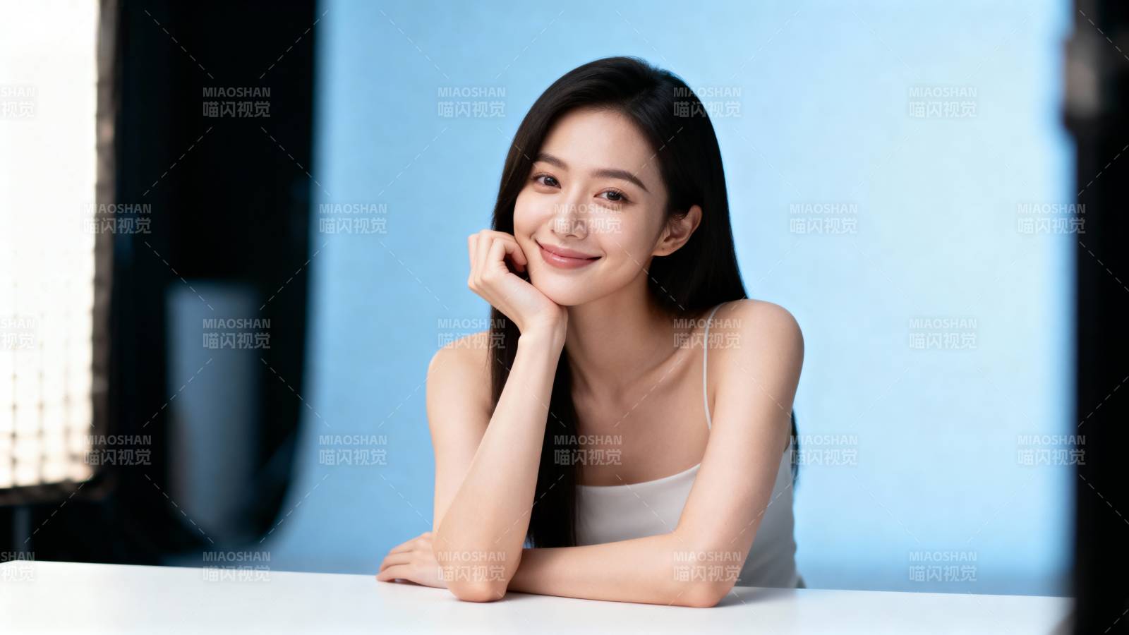 微笑女子静坐桌前图片