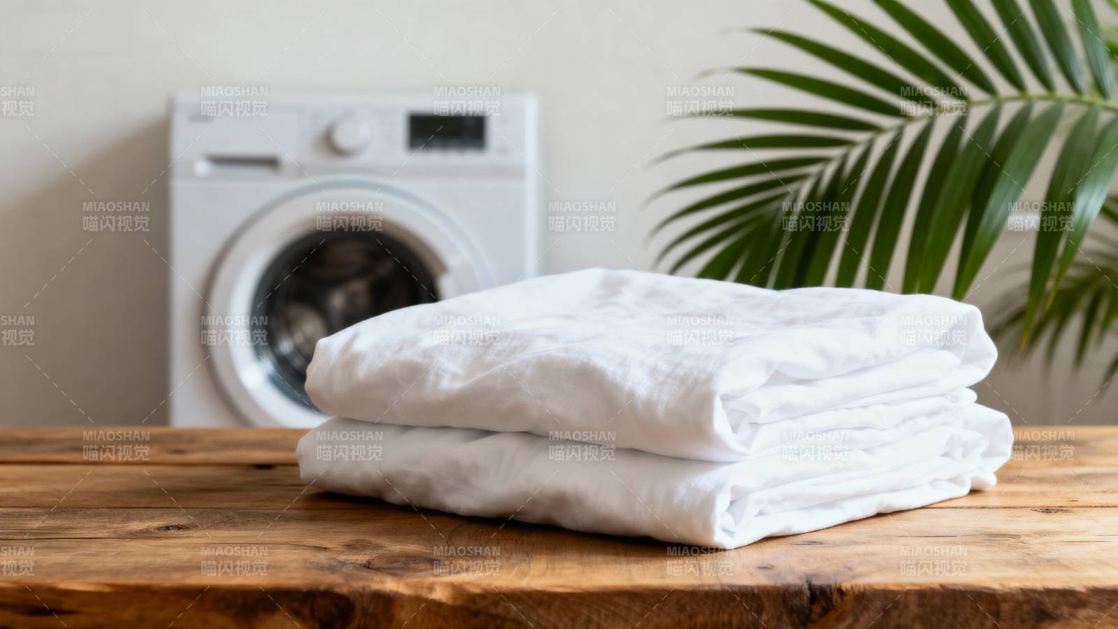 洁净衣物叠放于木桌图片