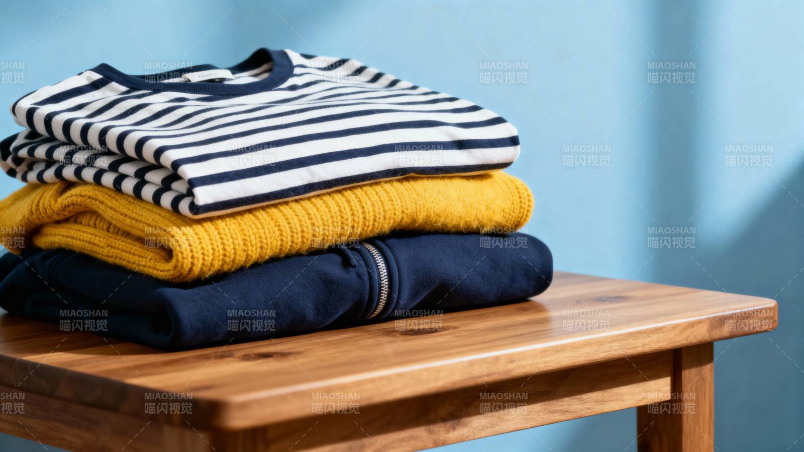 叠放整齐的衣物图片